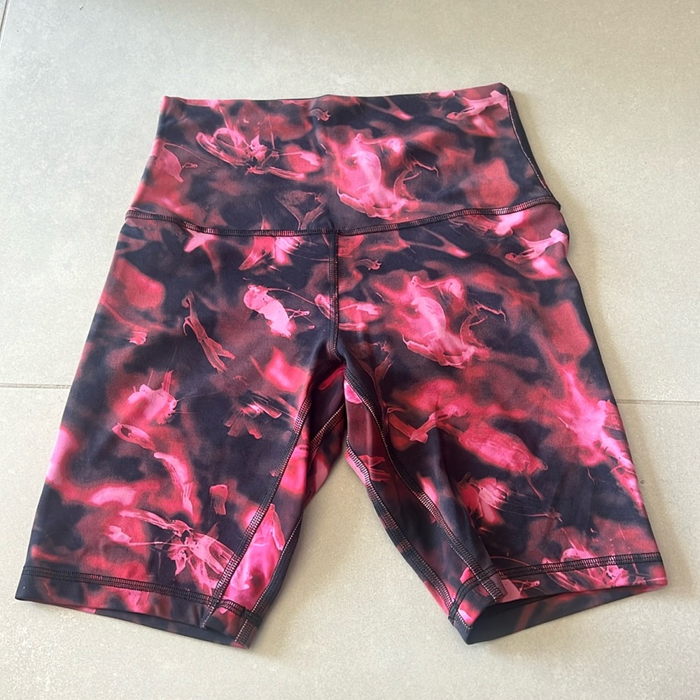 lululemon NEVER WORN biker shorts. 6inch length size 4